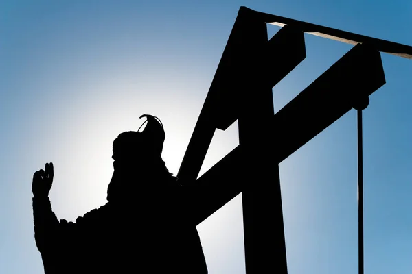 东正教旧信人Avvakum原型纪念碑的轮廓和蓝色天空下的十字架 俄罗斯鲍罗夫斯克 — 图库照片