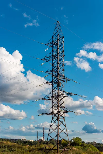 Yüksek voltajlı elektrik hatlarının metal yapısı, dikey görünüm