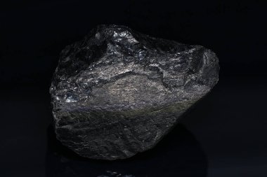 Siyah arkaplanda kömür örneği yakın plan