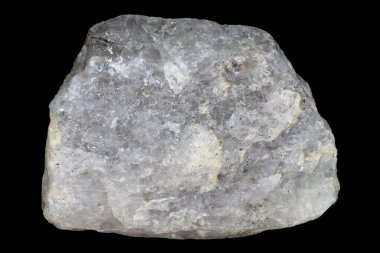 Siyah bir arkaplanda işlenmemiş bir buz kuvars parçası.