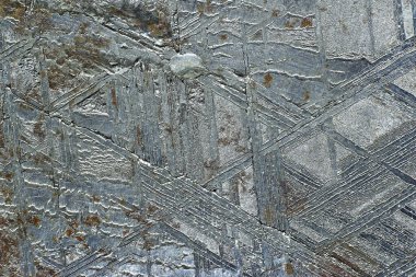 Muonionalusta meteoritinin yüzeyi asite oyulmuş Widmanstetten desenli makro.