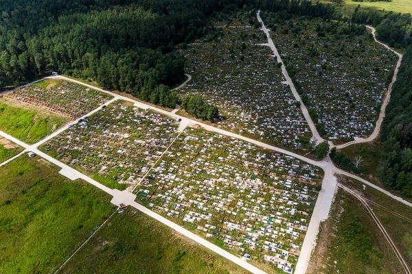 Büyük kare şehir mezarlığı, hava manzaralı.