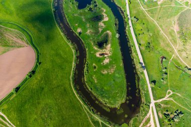 Rusya 'nın Kaluzhskiy bölgesindeki Ogublyanka göl kıvrımının hava manzarası. Çok yüksek bir yerden güzel nehir manzarası