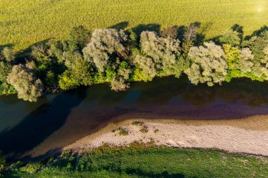 Nehrin kıvrımındaki kumlu sahilin havadan görüntüsü.