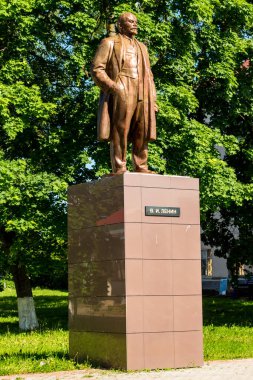 Rusya 'nın Balabanovo şehrinde bir heykel üzerine Vladimir Lenin anıtı boyandı - Haziran 2021