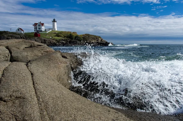 Wave Crashes in Maine vuurtoren — Stockfoto