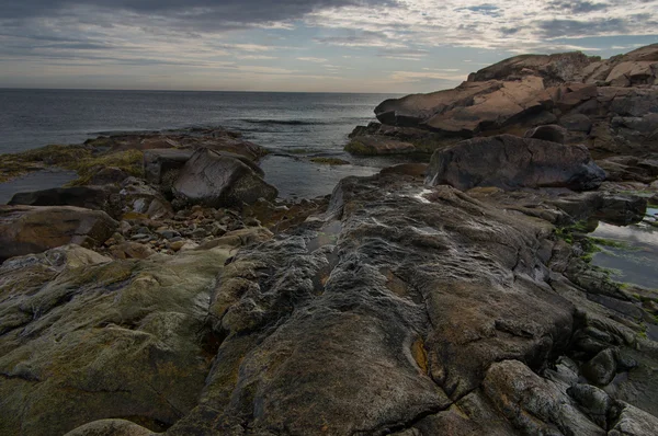 Onheilspellende hemel op de rotsachtige kust — Stockfoto