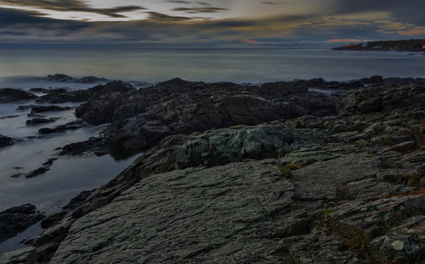 Rotsachtige ontsluiting op de kust van Maine — Stockfoto