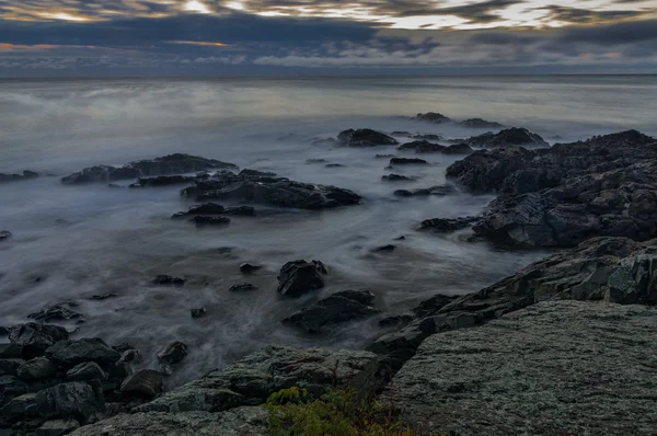 Olas rompiendo en la costa de Maine — Foto de Stock