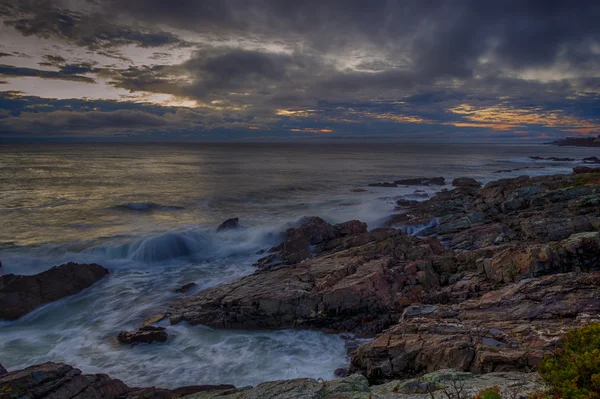 Golven op de rotsachtige kust — Stockfoto