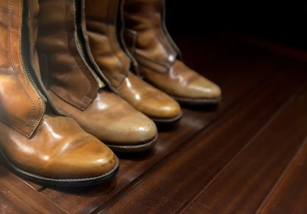 Botas de cuero y piso de madera — Foto de Stock