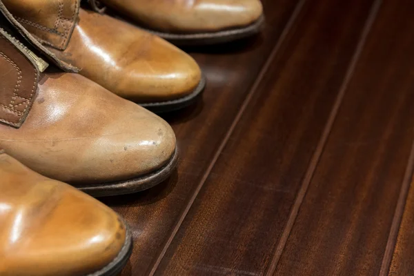 Botas de cuero y piso de madera — Foto de Stock