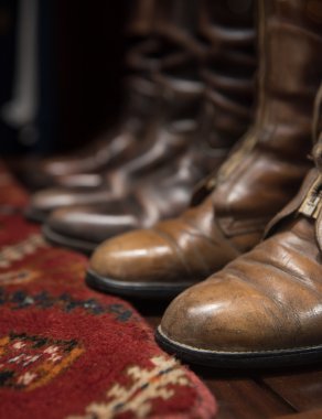 Yıpranmış deri çizme ve halı