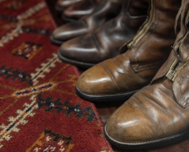 Yıpranmış deri çizme ve halı
