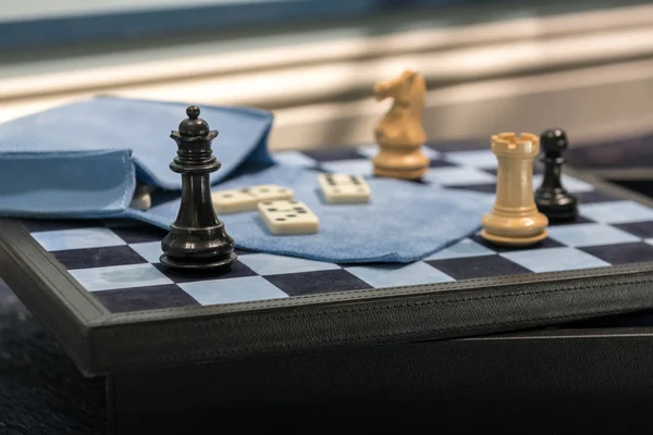 Schaken en dominostenen in op Dambord — Stockfoto