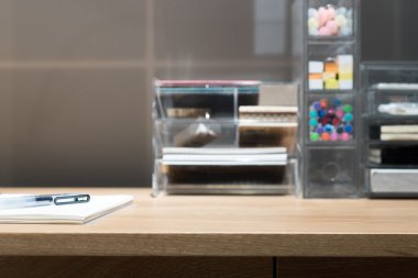 Office çalışma masaüstü ile çeşitli sabit aksesuarları