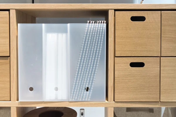 Bureau d'étude de bureau avec divers accessoires fixes — Photo