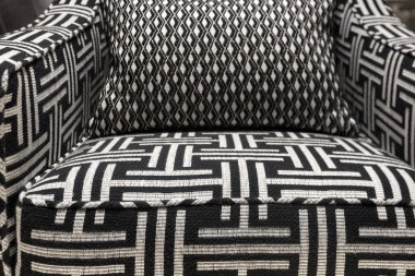 Siyah beyaz desenli sandalye