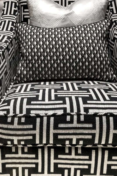 黑色和白色花纹椅子 — 图库照片