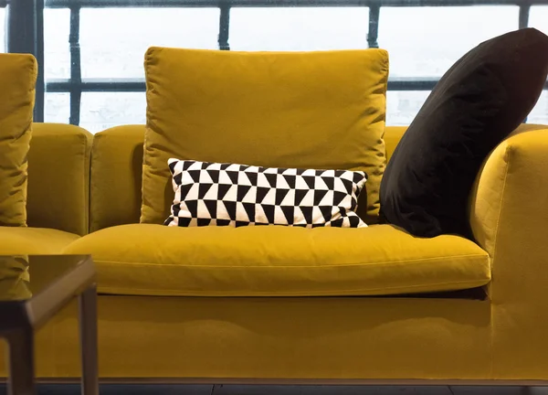 マスタードの現代的なソファー — ストック写真