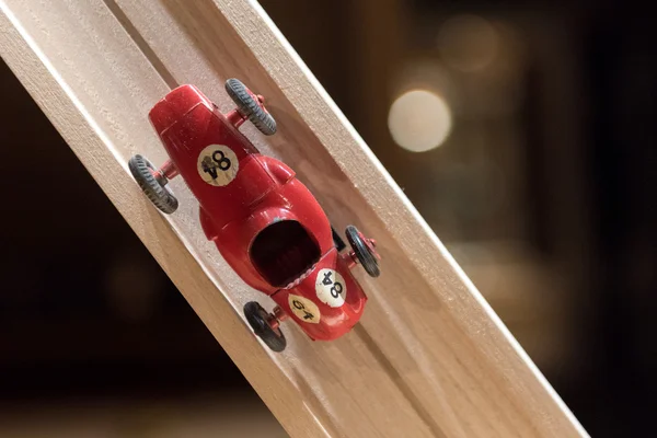 Zabawka samochód na torze drewniane — Zdjęcie stockowe