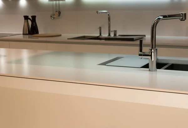 Mutfak tezgah ve musluk — Stok fotoğraf