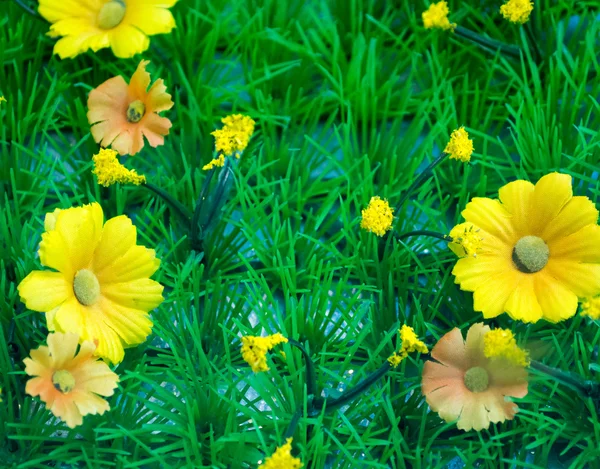 Kunststof gras en bloemen (1) — Stockfoto