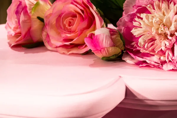 गुलाबी टेबलवर गुलाबी गुलाब (2 ) — स्टॉक फोटो, इमेज