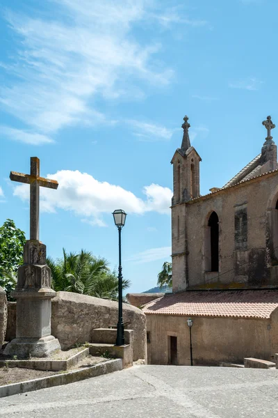 Église, croix et ciel bleu — Photo