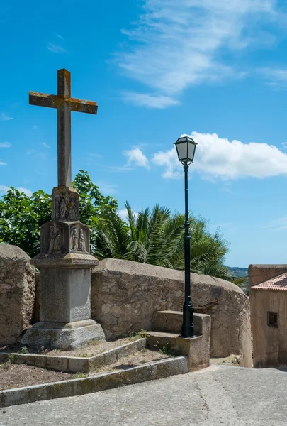 Croix de pierre et Lampost — Photo