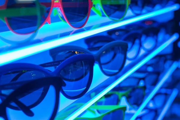 Солнечные очки на полке — стоковое фото