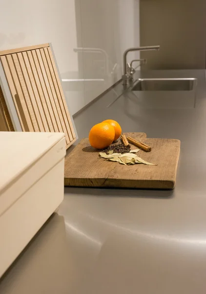 Кухонний стіл з нержавіючої сталі — стокове фото