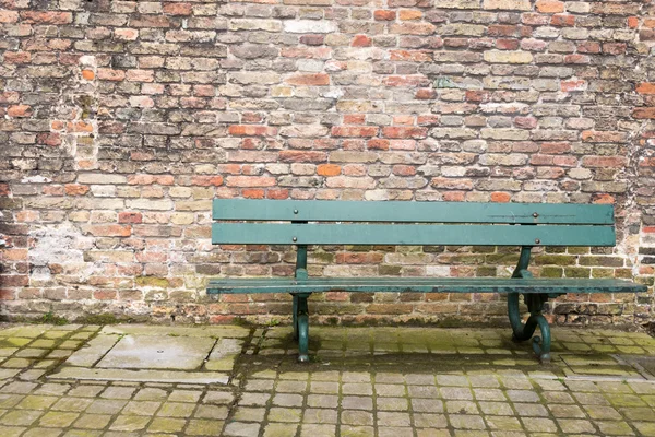 Mur de brique de banc vert — Photo