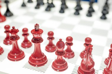 Kırmızı ve siyah satranç tahtası