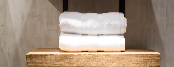 Белые полотенца на полке — стоковое фото
