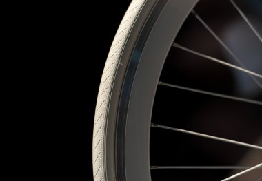 Beyaz bisiklet tekerleği