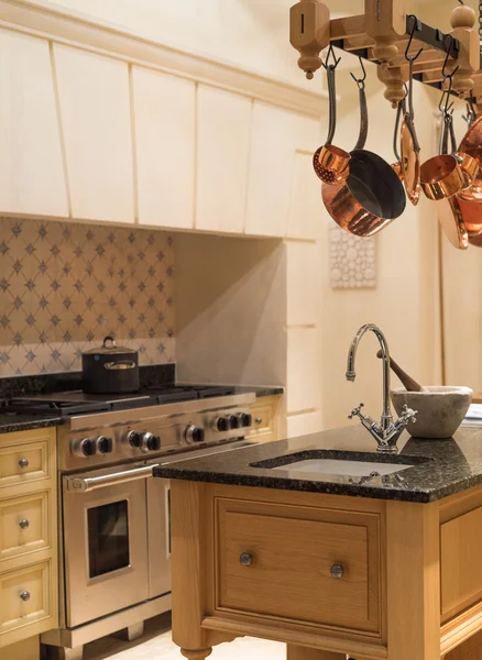 Vintage keuken met koperen potten en pannen — Stockfoto