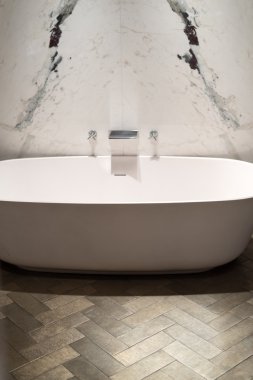 Mermer ve ahşap banyo