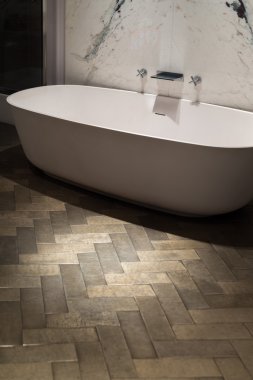 Mermer ve ahşap banyo
