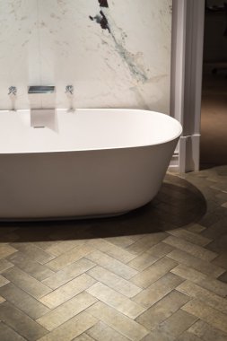 Mermer ve ahşap banyo