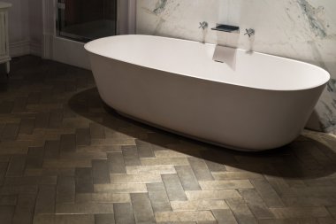 Mermer ve ahşap banyo