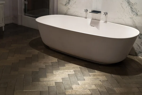 Salle de bain en marbre et bois — Photo