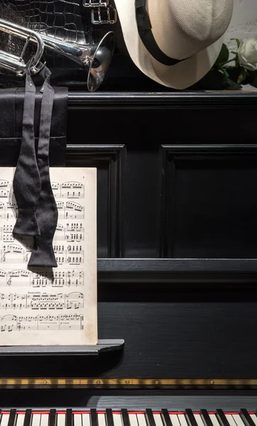 Фортепиано, музыка и галстук — стоковое фото