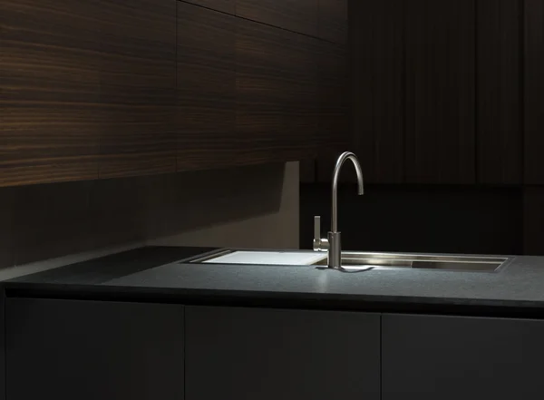 Koyu ahşap mutfak lavabo