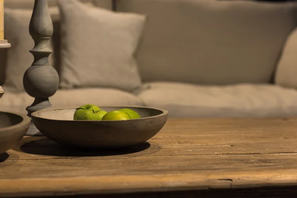 Зеленые яблоки в деревянную миску — стоковое фото