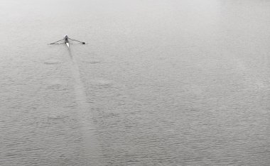 Nehri üzerinde yalnız kürekçi