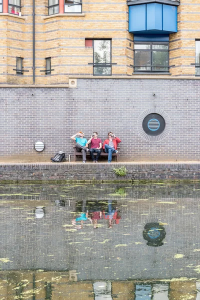 3 人の男が運河の近くで雑談 — ストック写真