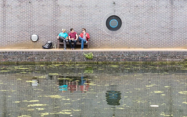 Três caras conversando perto do canal — Fotografia de Stock