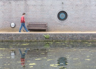 Kanal yürüyen adam