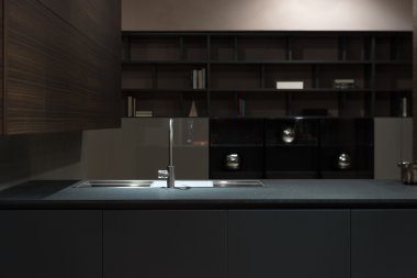 Koyu ahşap mutfak lavabo